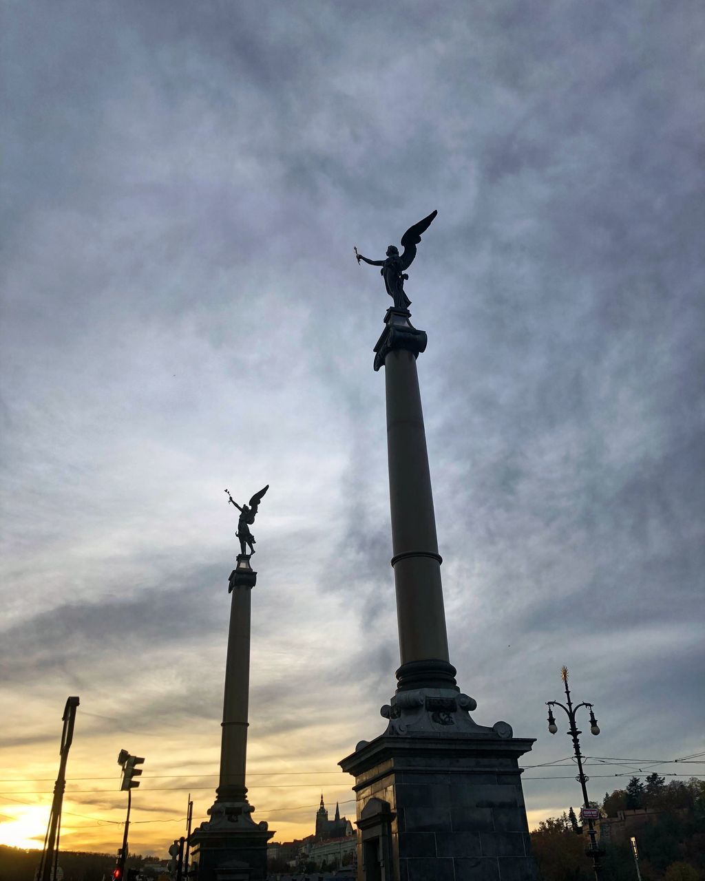 LOW ANGLE VIEW OF STATUE OF LIBERTY AGAINST SKY