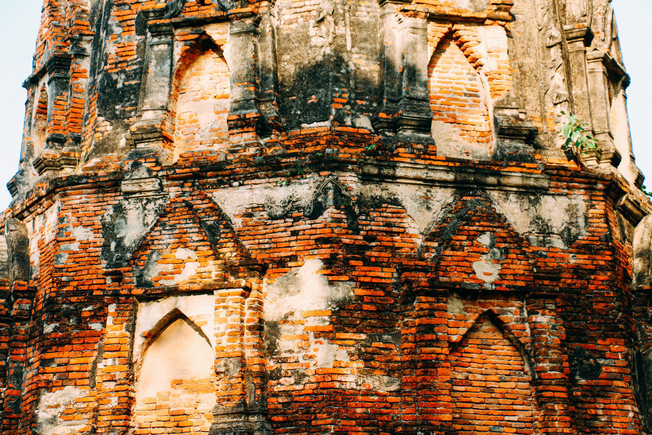 LOW ANGLE VIEW OF OLD BUILDING AGAINST SKY