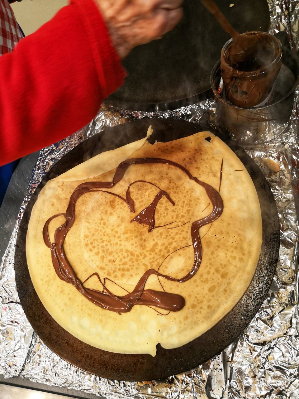 HIGH ANGLE VIEW OF PERSON PREPARING CAKE