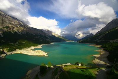 Panoramic view of lake and mountains against sky