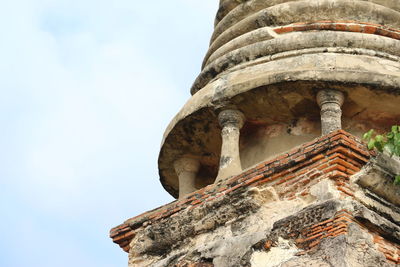 Low angle view of statue of historic building against sky