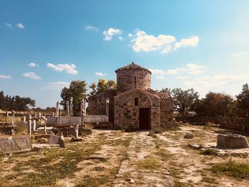 Old ruin building against sky