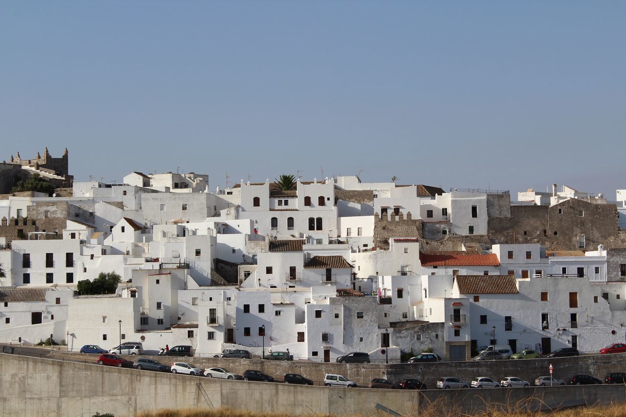 building exterior, architecture, built structure, sky, clear sky, residential district, building, copy space, city, nature, day, no people, outdoors, community, town, house, low angle view, sunlight, townscape, apartment