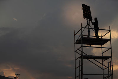 Man setting up spot light for the concert