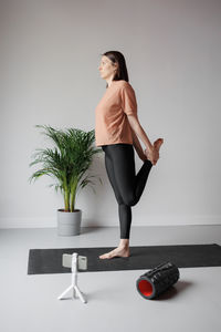 Portrait of young woman exercising in gym