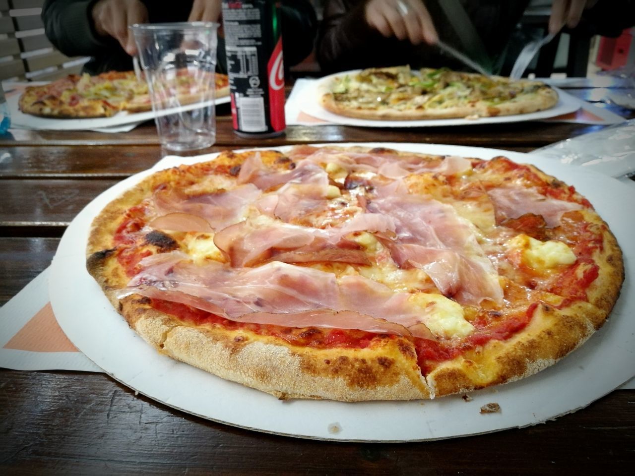 CLOSE-UP OF PIZZA IN PLATE