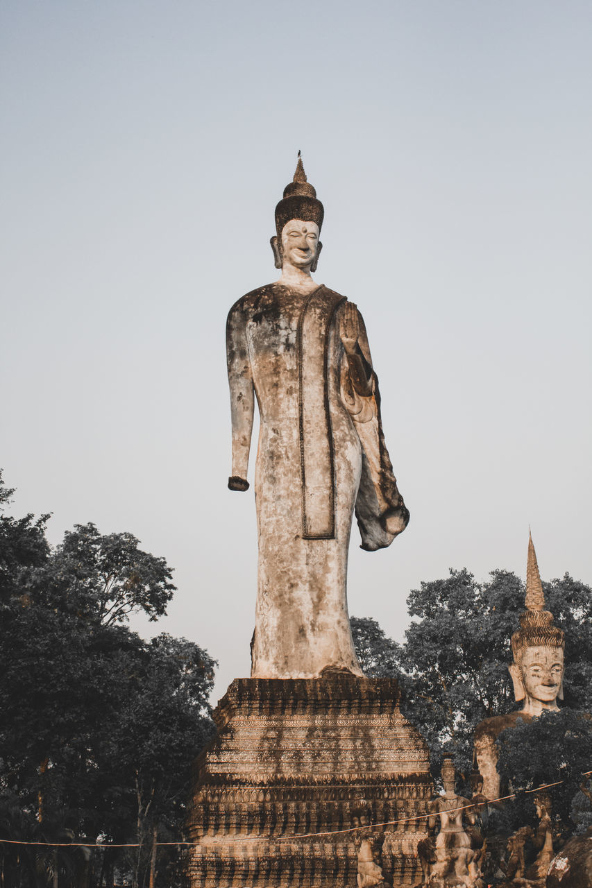 LOW ANGLE VIEW OF STATUE AGAINST TEMPLE AGAINST SKY