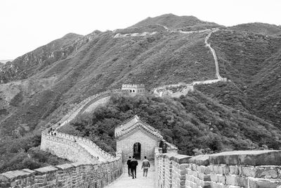 Great wall of china on mountain against sky