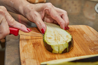 Midsection of man preparing food on cutting board