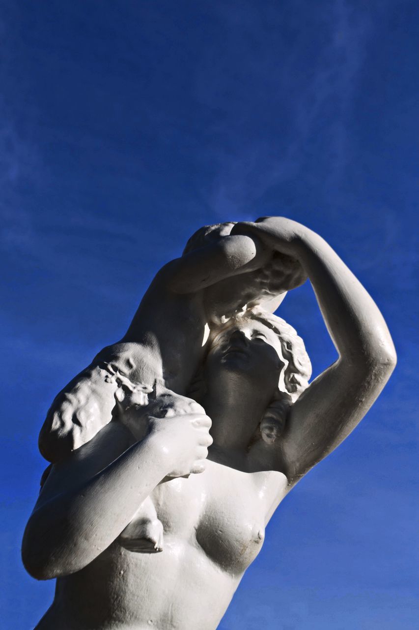 LOW ANGLE VIEW OF STATUE AGAINST SKY