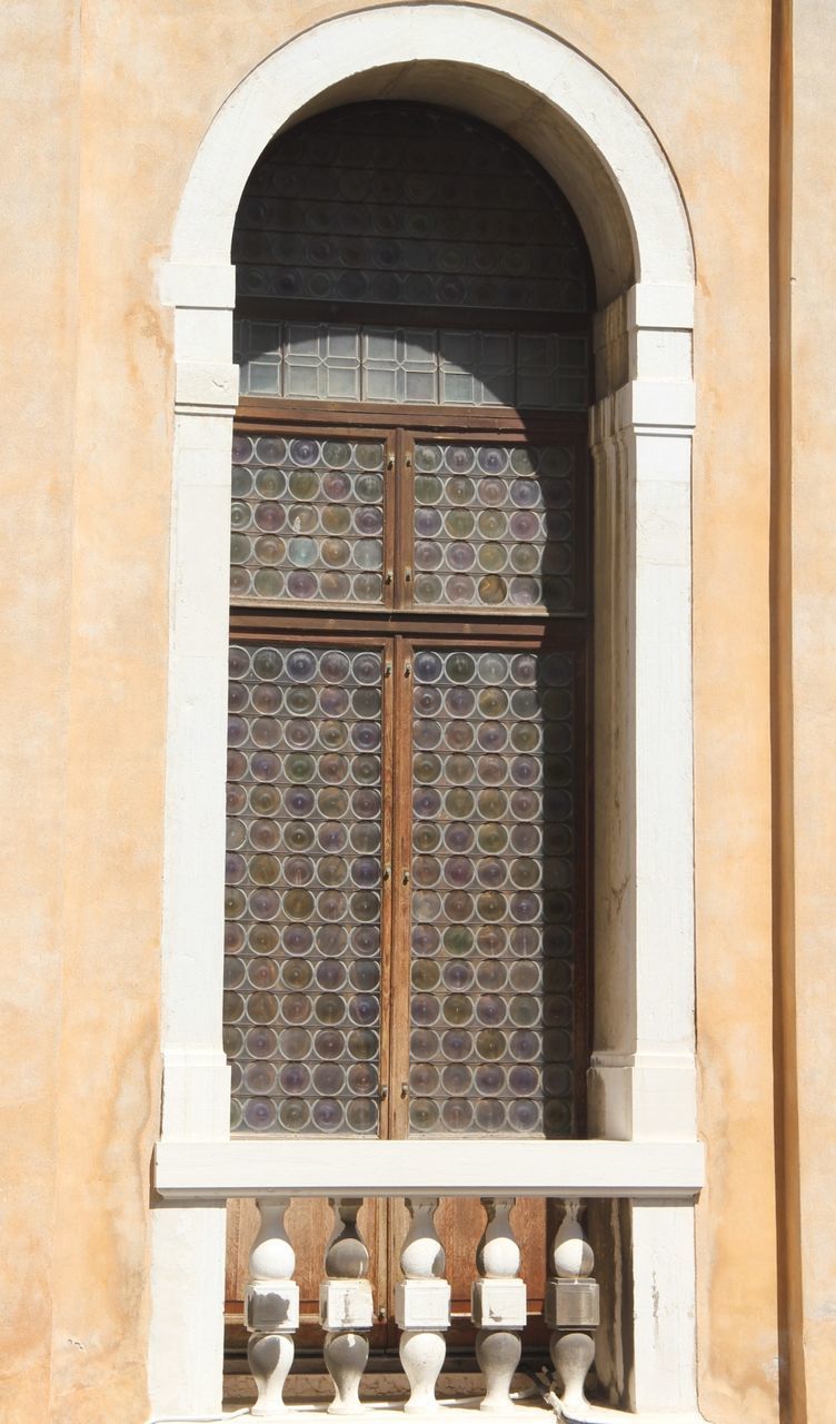 FULL FRAME SHOT OF OLD WINDOW IN A ROW