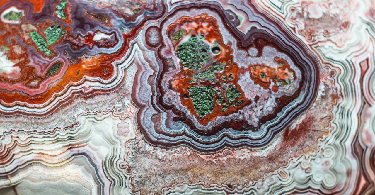 FULL FRAME SHOT OF ABSTRACT PATTERN ON ROCK