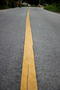 Surface level of yellow line on road