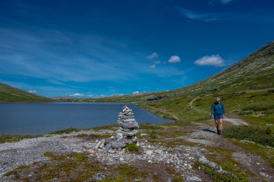 Female wander at smuksjøseter fjellstue at lake høvringsvatne, høvringen, norway