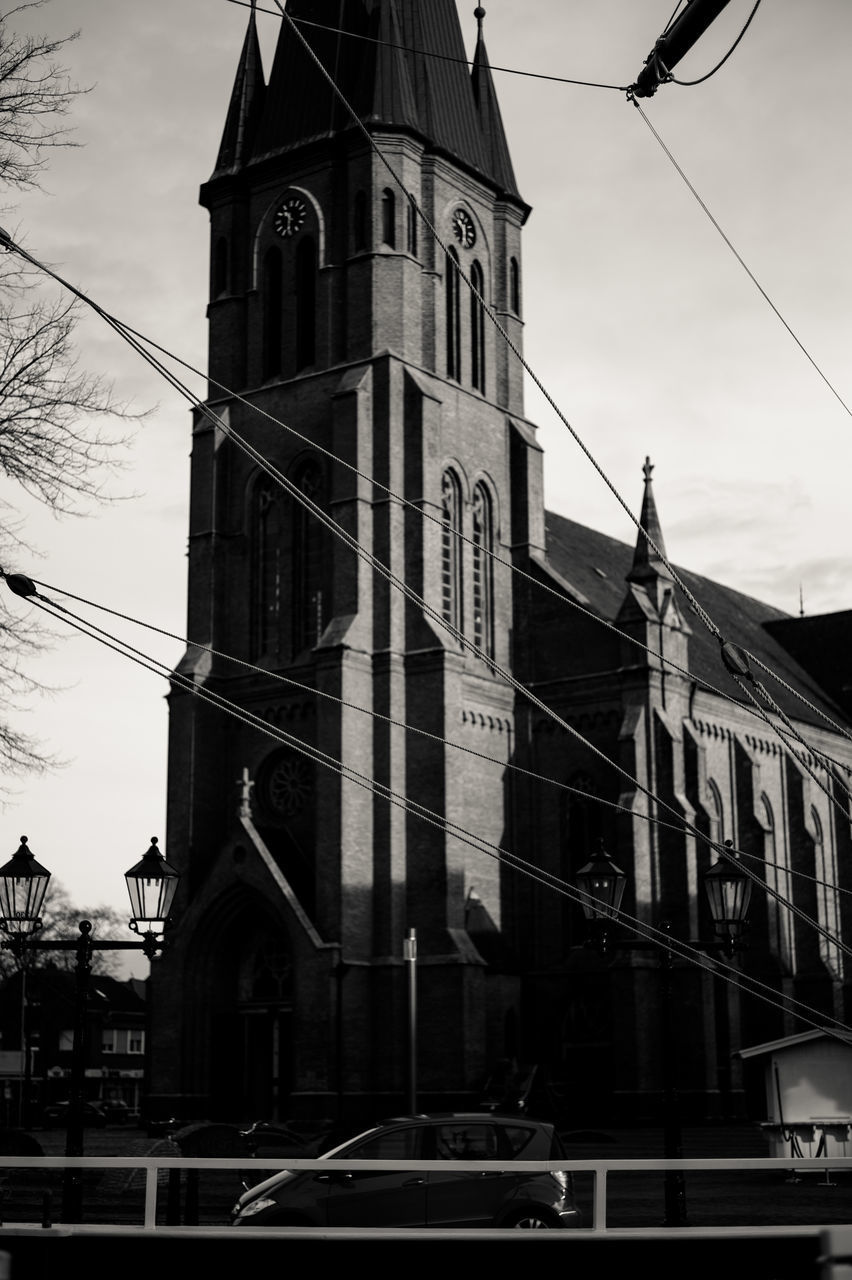 LOW ANGLE VIEW OF BUILDING AGAINST SKY IN CITY