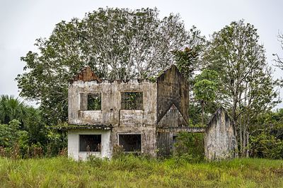 Abandoned barn on field against sky