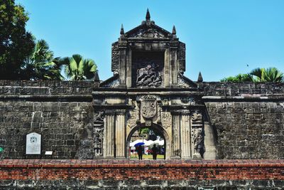 Statue of historic building against sky