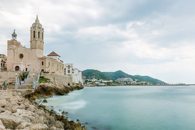 Historic building by sea against sky