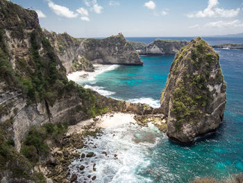 Shorebreak at the 1000 islands viewpoint, nusa penida