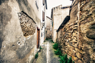 Narrow alley amidst buildings in city