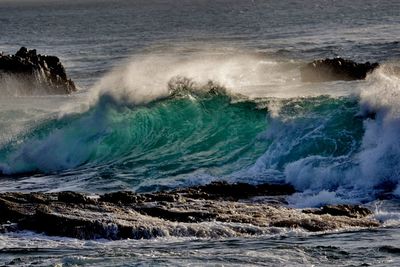 Waves splashing in ocean