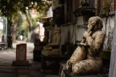 Statue of statues on tree