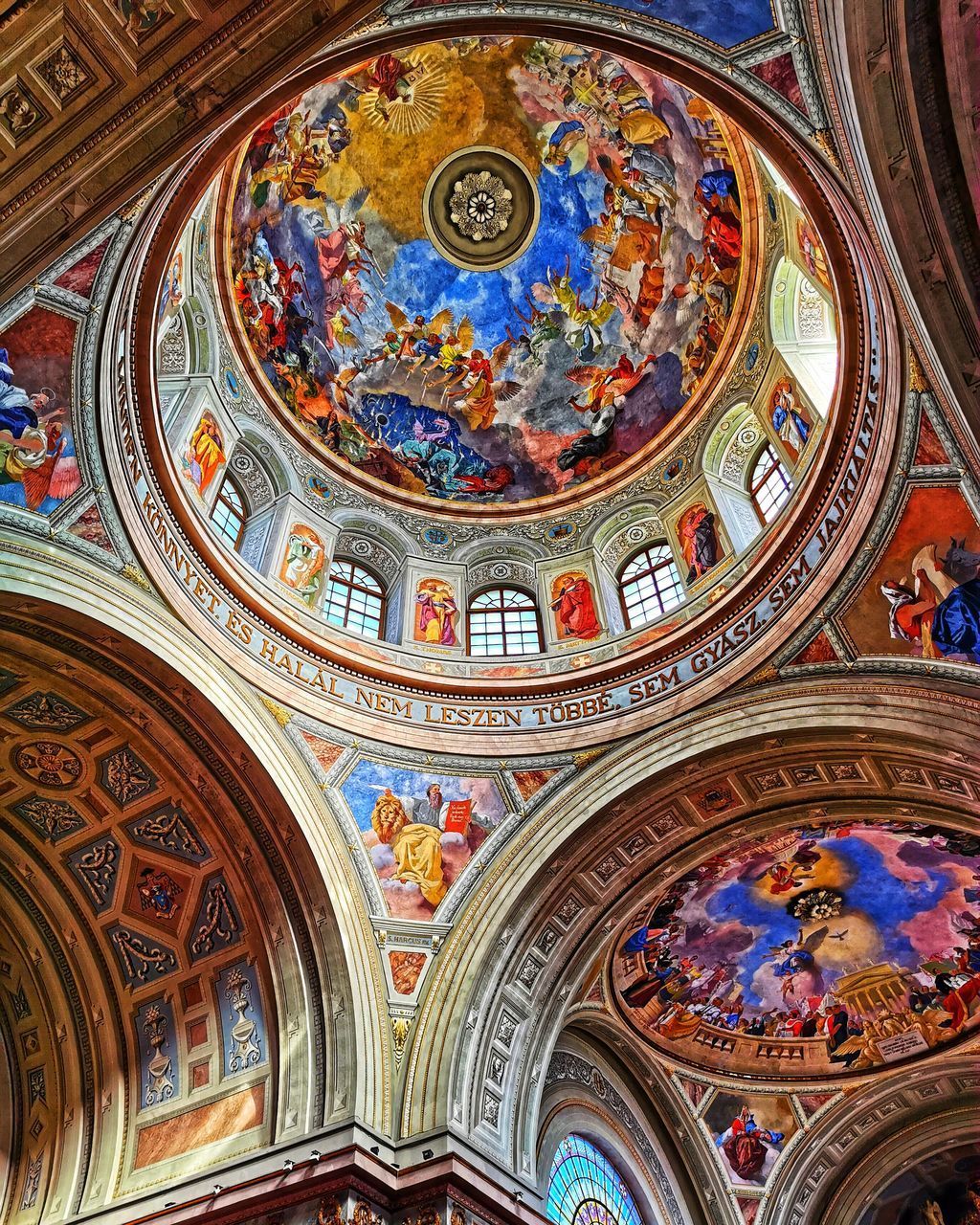 LOW ANGLE VIEW OF ORNATE CEILING OF BUILDING