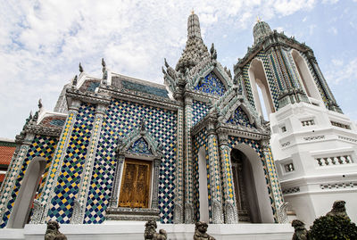 Grand - royal palace in bangkok, thailand, asia. colorful ceramic tiles and ornaments.