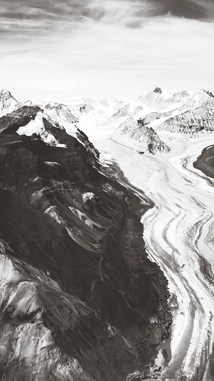 AERIAL VIEW OF MOUNTAIN RANGE AGAINST SKY