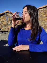 Portrait of young woman drinking a glasse of wine