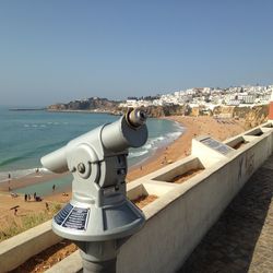 Coin-operated binoculars against sea 