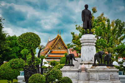 Beautiful, manicured park at the temple of dawn at wat arun buddhist temple