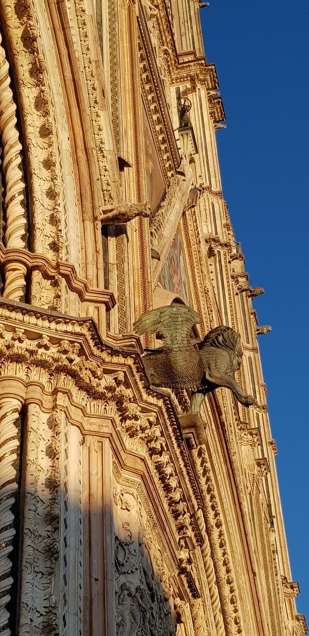 LOW ANGLE VIEW OF STATUE OF BUILDING