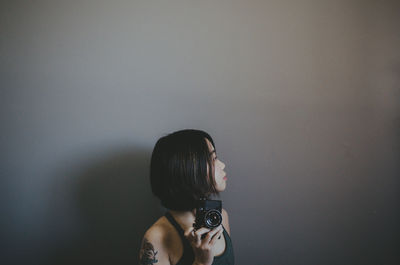 Portrait of woman against wall