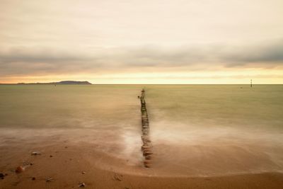 Wooden breakwater in wavy baltic sea. romantic atmosphere at smooth wavy sea. dreamy effect