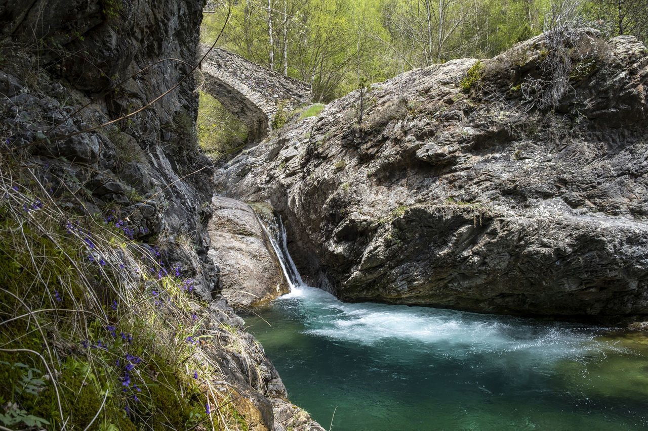 SCENIC VIEW OF STREAM FLOWING THROUGH ROCKS