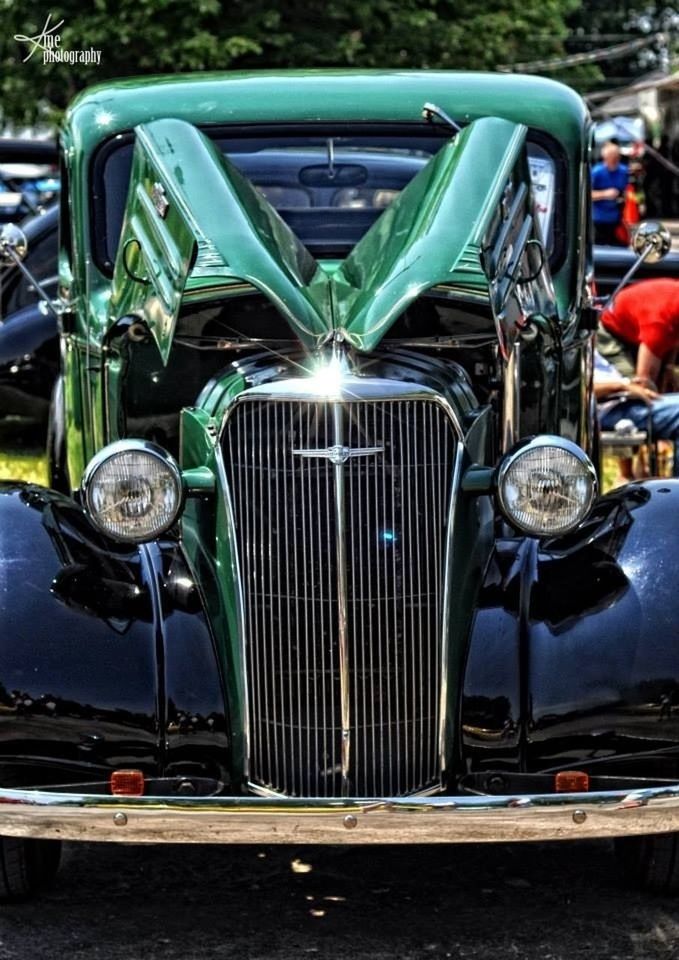 land vehicle, transportation, car, mode of transport, stationary, street, headlight, parked, parking, vintage car, old-fashioned, outdoors, metal, day, parking lot, retro styled, no people, road, travel, in a row