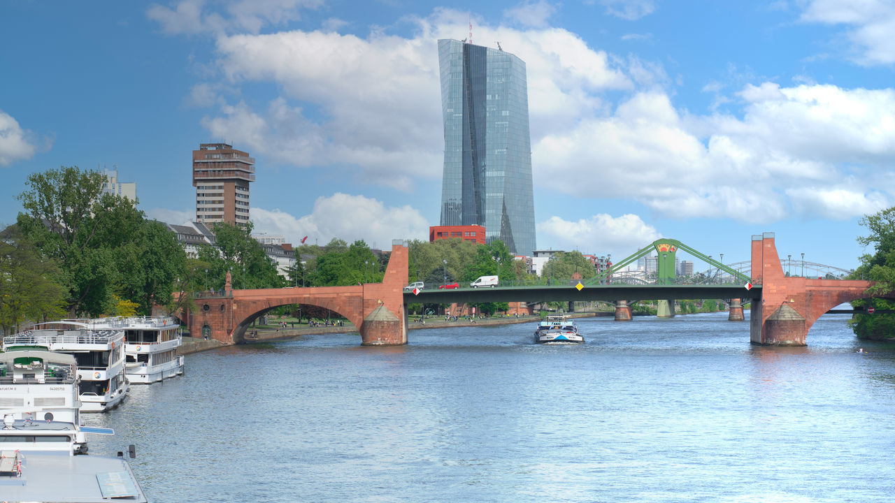 BRIDGE OVER RIVER AGAINST BUILDINGS IN CITY