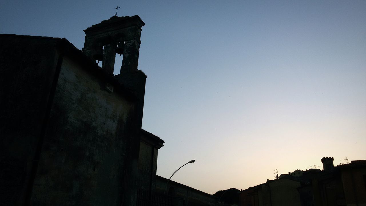 LOW ANGLE VIEW OF SILHOUETTE BUILDINGS AGAINST SKY