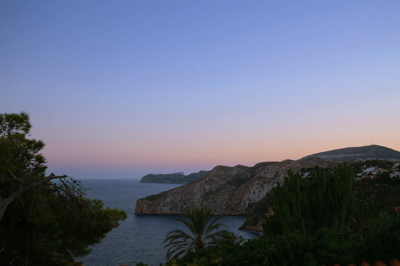 SCENIC VIEW OF SEA AGAINST CLEAR SKY DURING SUNSET