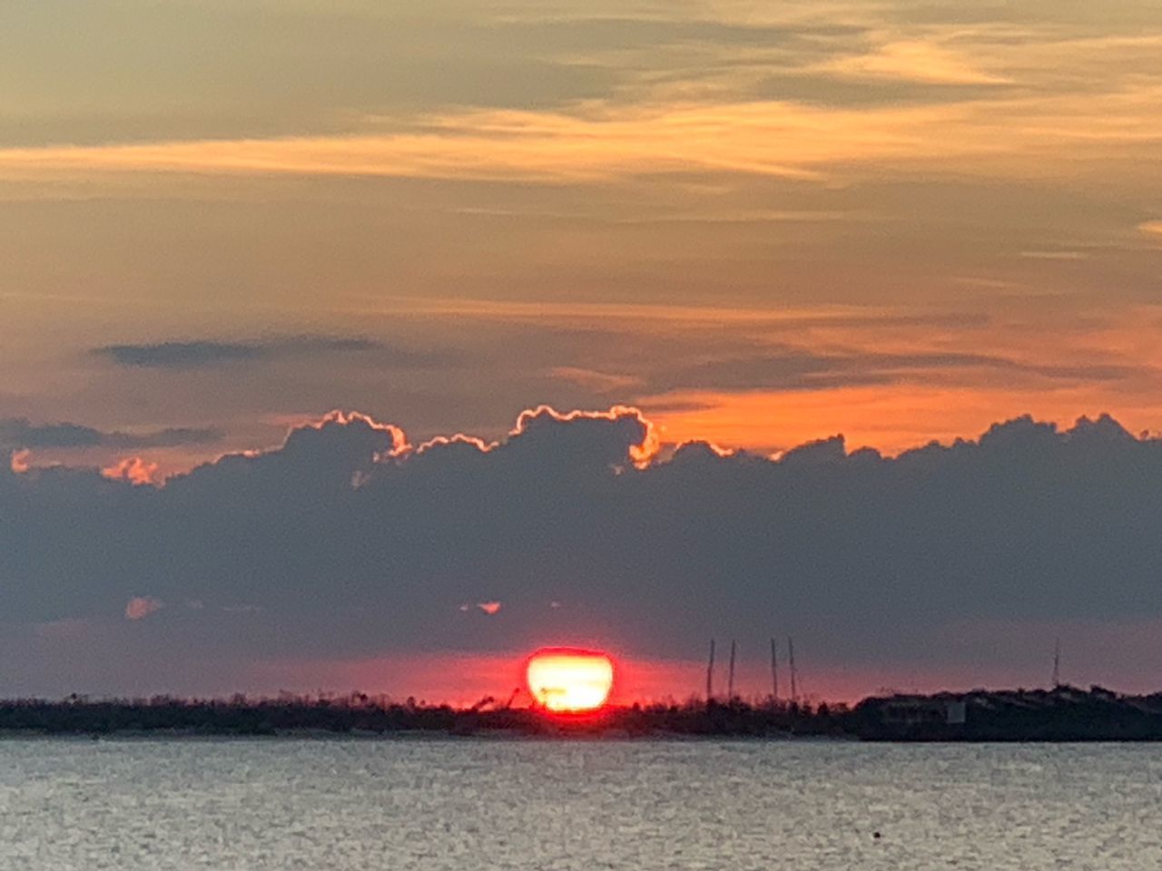 SCENIC VIEW OF SEA AGAINST SKY AT SUNSET