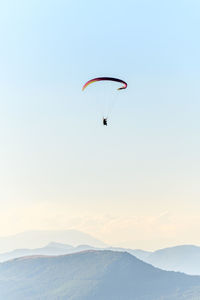 Paragliding flight in the air over the mountains. drôme, france.