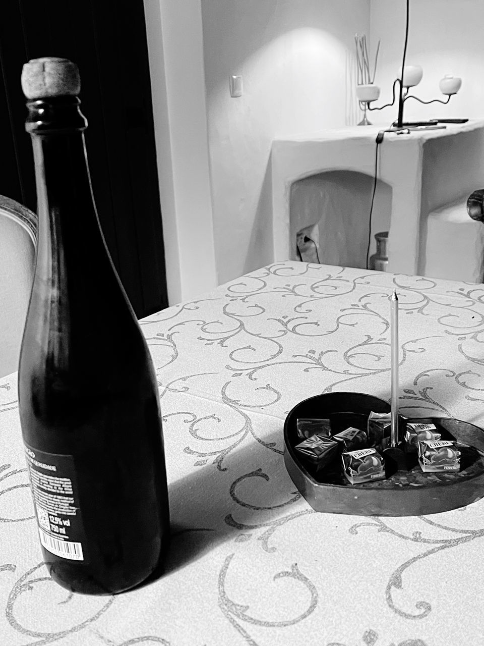 CLOSE-UP OF WINE GLASSES ON TABLE