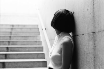 Side view of woman against the wall