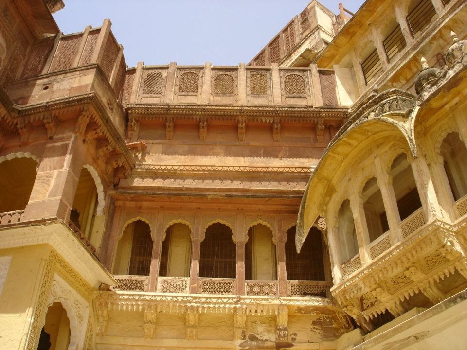 LOW ANGLE VIEW OF HISTORICAL BUILDING AGAINST SKY