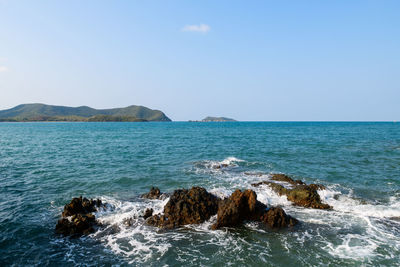 Beautiful blue sea and clear sky samae at san island, sattahip, chonburi, thailand