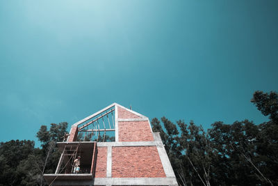 Looking up a building under construction