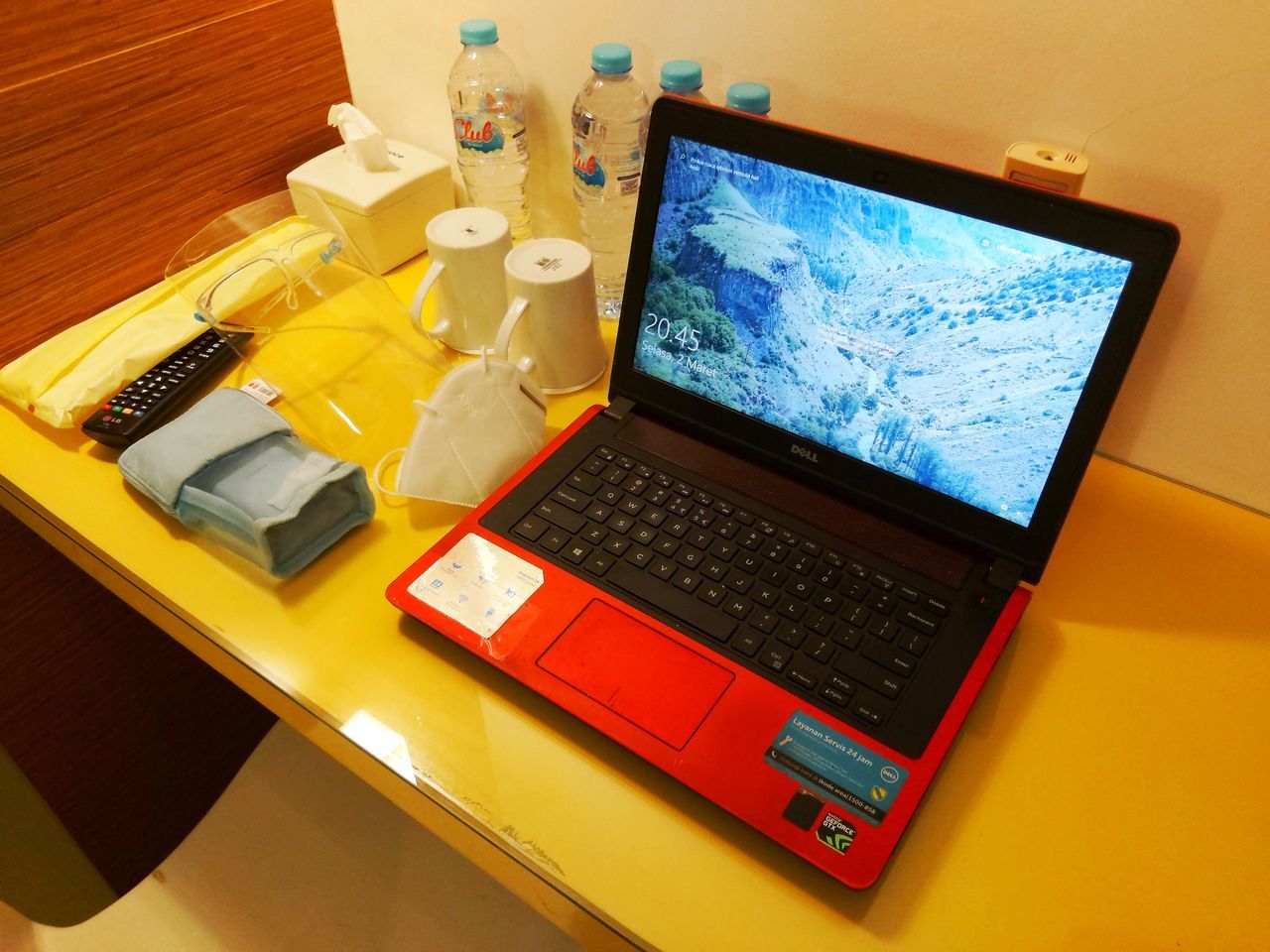 HIGH ANGLE VIEW OF SMART PHONE ON TABLE IN BATHROOM