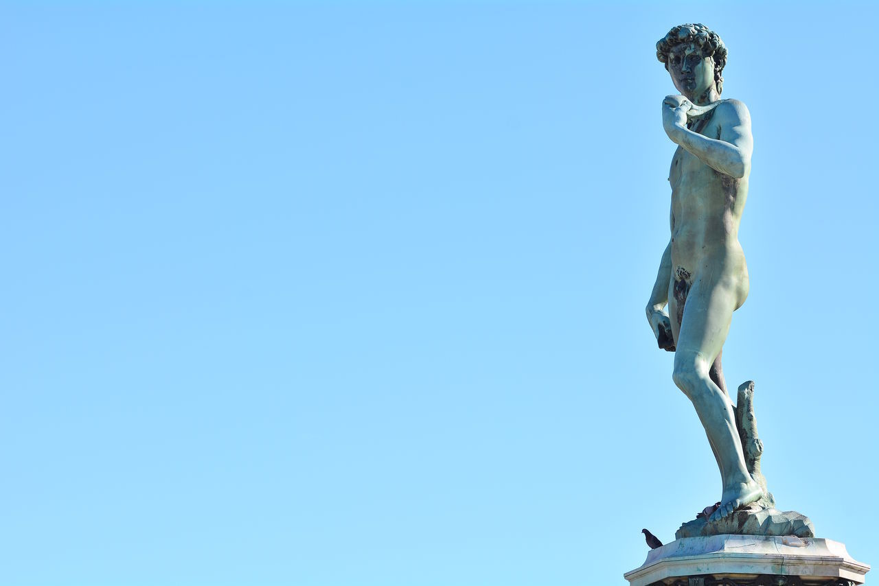LOW ANGLE VIEW OF STATUE AGAINST CLEAR BLUE SKY