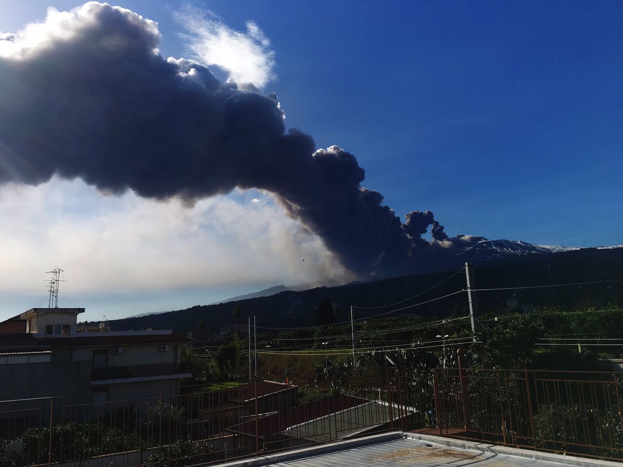 SMOKE EMITTING FROM INDUSTRY AGAINST SKY